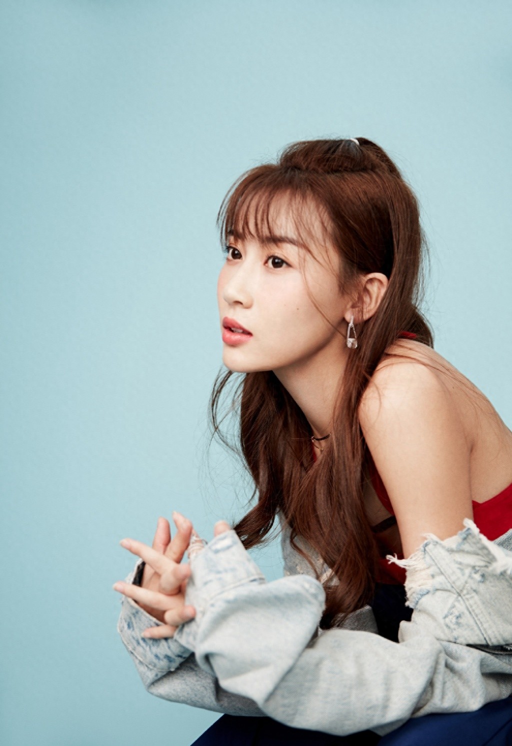 张雅卓女生带着与生俱来的猫性，一颦一笑都那么骄傲和自信