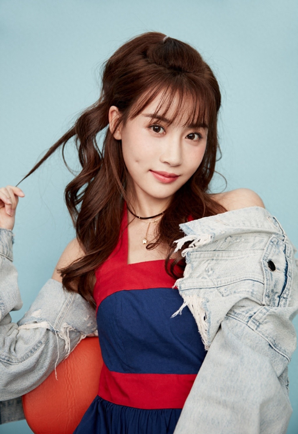 张雅卓女生带着与生俱来的猫性，一颦一笑都那么骄傲和自信