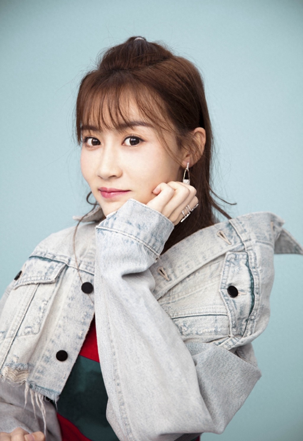 张雅卓女生带着与生俱来的猫性，一颦一笑都那么骄傲和自信