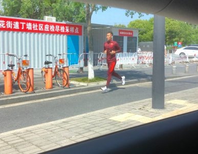 ​33岁国足队长吴曦，输越南躲球身败名裂，穿国足队服跑步洗心革面