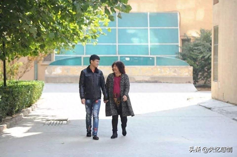 直击：28岁小伙和65岁大妈相爱结婚！同龄的婆婆的举动让人惊讶