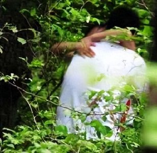 ​妻子偷情在野外，男子航拍证据曝光！是否该原谅还是离婚？