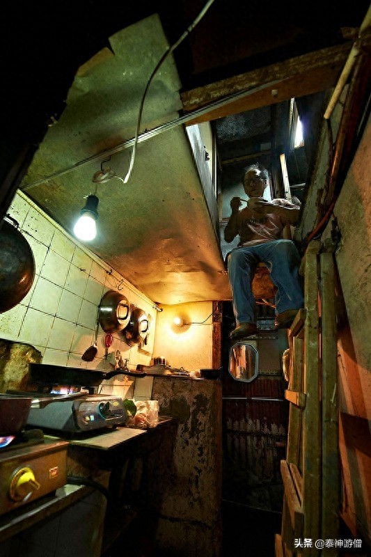 直击香港蜗居房实拍:厨房建在厕所里,杂物塞满不足3㎡空间