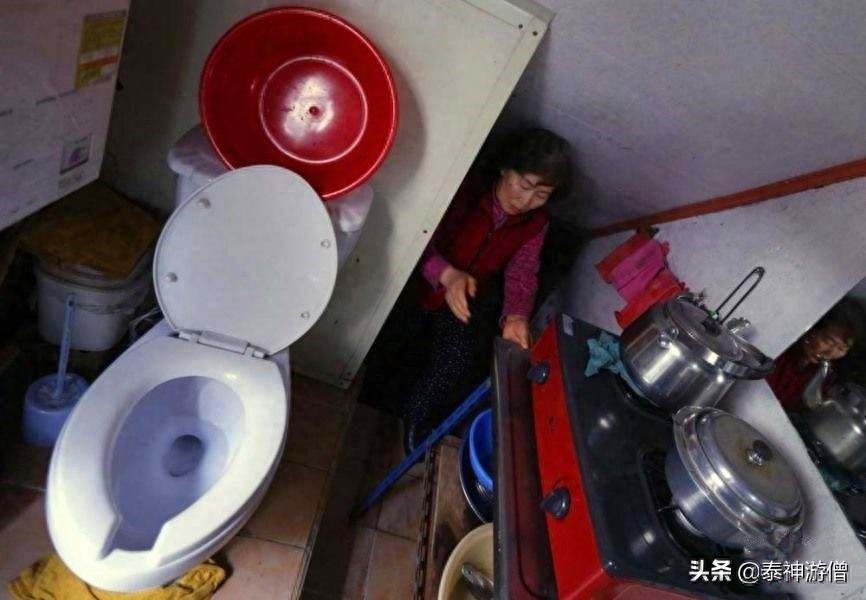 直击香港蜗居房实拍:厨房建在厕所里,杂物塞满不足3㎡空间
