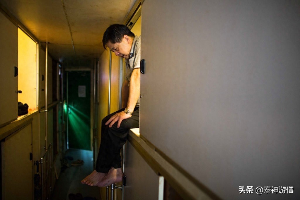 直击香港蜗居房实拍:厨房建在厕所里,杂物塞满不足3㎡空间