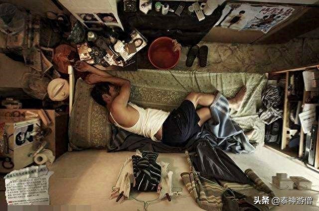 直击香港蜗居房实拍:厨房建在厕所里,杂物塞满不足3㎡空间