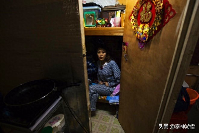 直击香港蜗居房实拍:厨房建在厕所里,杂物塞满不足3㎡空间