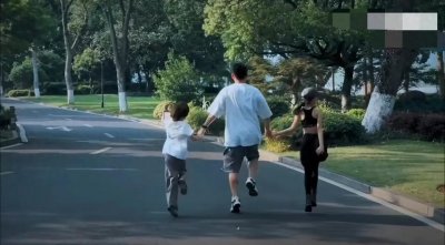 ​黄磊三胎儿子长相曝光，意外撞脸爷爷，曾说三胎是儿子很失望