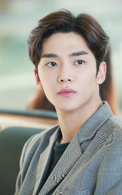 韩国新生代偶像金路云