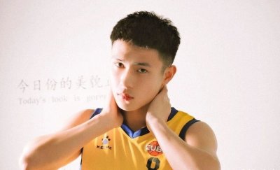 ​185cm+的篮球体育生，非常大强攻范儿