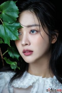 ​赵宝儿拍摄画报现场的花絮照公开，诱惑性光环让观众们屏住了呼吸