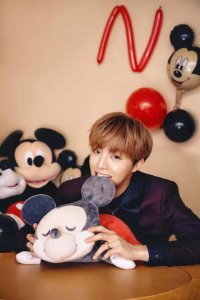 ​陈立农金发造型青春帅气 与米奇合影满满童真趣味