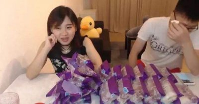 ​密子君与饲养员分手已实锤？自己单独吃1米长的寿司！