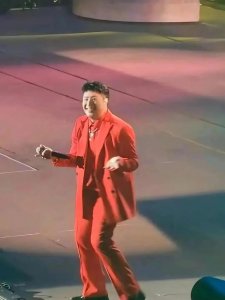 ​潘玮柏在南昌演唱会上发声！“我是有下颌线的，快拍！”