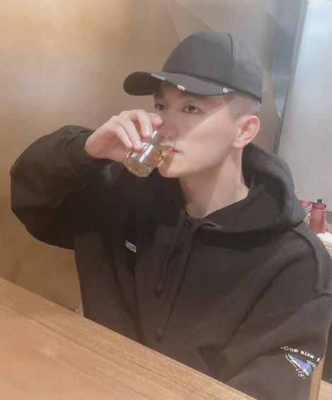 张馨予婚后首晒老公正面照，颜值不输于明星，网友：不出道可惜了