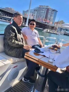 ​韩磊坐游艇抽雪茄与美女合照，眼袋肿大神色显疲惫