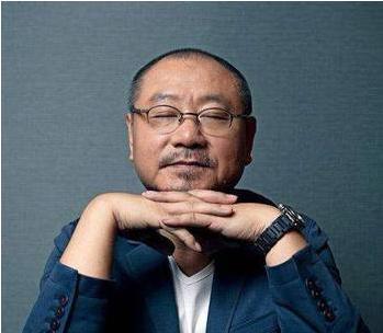 57岁范伟老婆曝光,为了妻儿跟赵本山散伙