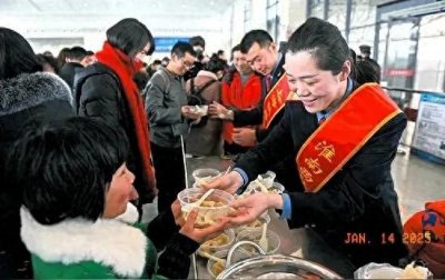 ​2025春运首日，全国铁路11149列列车同时开动，网友：太壮观了！