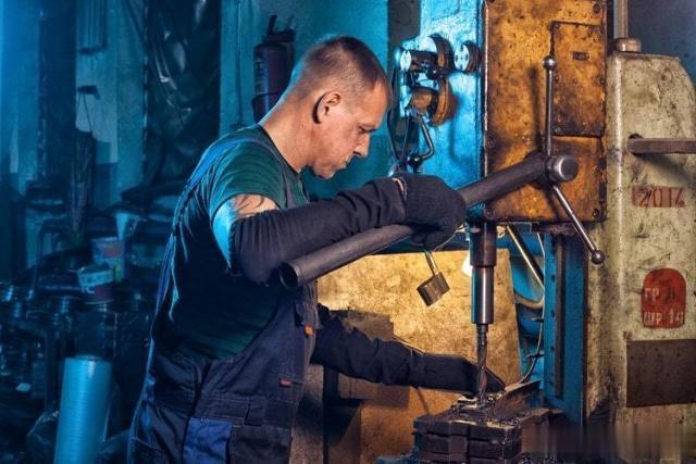 北大硕士不当公务员,不务正业做装修工?!