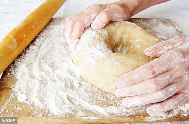 低筋面粉和高筋面粉有什么区别吗(低筋面粉和普通面粉的区别)
