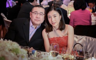 ​刘銮雄9岁小儿子罕见露脸，身材越发壮实，比俩哥哥更受父亲宠爱