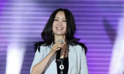 ​斯琴格日勒连登五次春晚，却被恩师耽误一生，如今55岁仍孤身一人