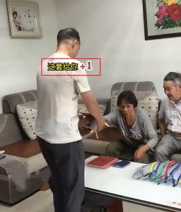 ​拆迁一次性获得10套房，奶奶主持分配：儿子儿媳孙子孙女每人1套