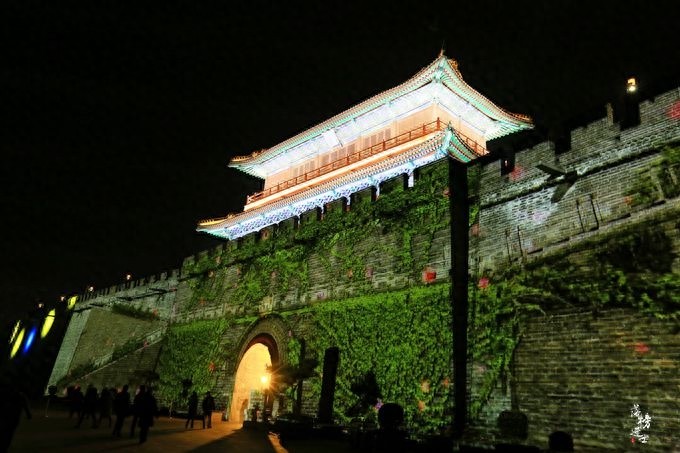 正定古城墙，堪称古城墙建筑的博物馆，夜色好迷人