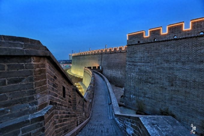 正定古城墙，堪称古城墙建筑的博物馆，夜色好迷人