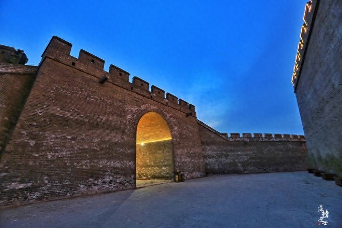 正定古城墙，堪称古城墙建筑的博物馆，夜色好迷人