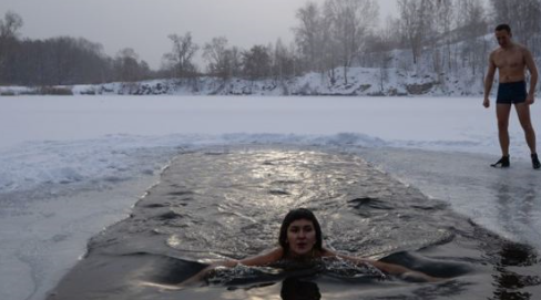 冰加盐温度会怎样变化,为什么冰块加盐会使温度下降图1