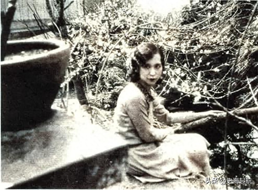 老照片：民国才女张爱玲，才貌双全，图4是张爱玲和她父亲的合影