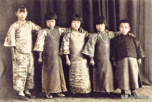 老照片：民国才女张爱玲，才貌双全，图4是张爱玲和她父亲的合影