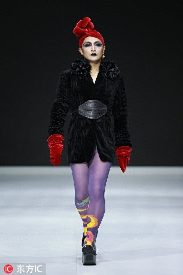 “千面男爵”陈志朋穿20厘米无跟鞋走T台，每个造型妖艳辣眼睛