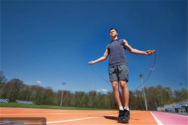 跳绳漏尿是什么原因 跳绳漏尿还能继续跳吗