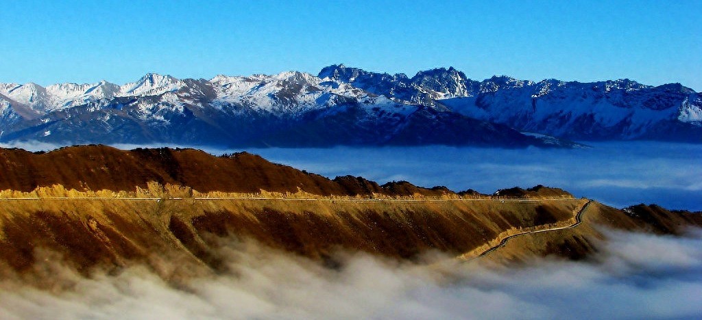 宝兴县夹金山：红军舍命翻越的生死线，如今是驱车自驾的坦途