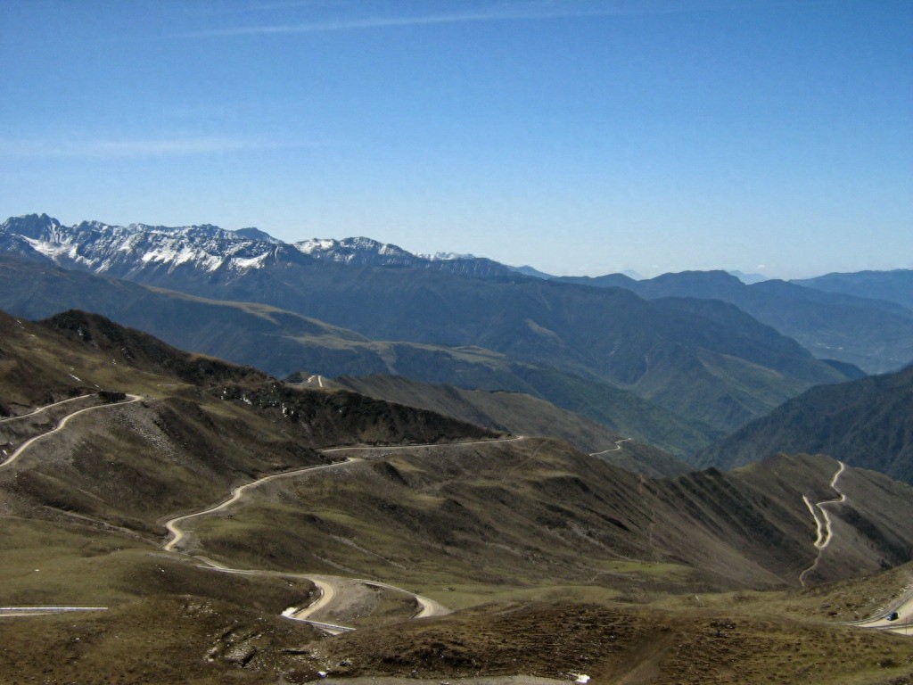 宝兴县夹金山：红军舍命翻越的生死线，如今是驱车自驾的坦途