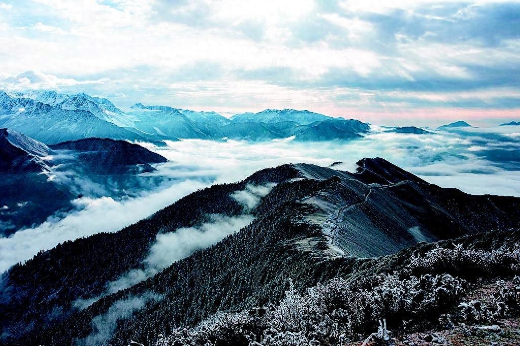 宝兴县夹金山：红军舍命翻越的生死线，如今是驱车自驾的坦途