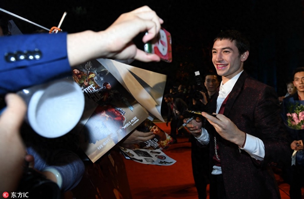 “神奇女侠”盖尔加朵吊带裙露傲人身材,海王长发飘逸似徐锦江