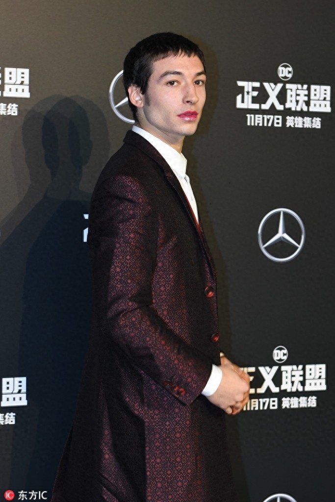 “神奇女侠”盖尔加朵吊带裙露傲人身材,海王长发飘逸似徐锦江