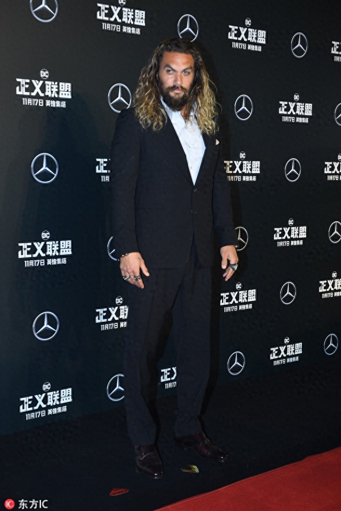 “神奇女侠”盖尔加朵吊带裙露傲人身材,海王长发飘逸似徐锦江